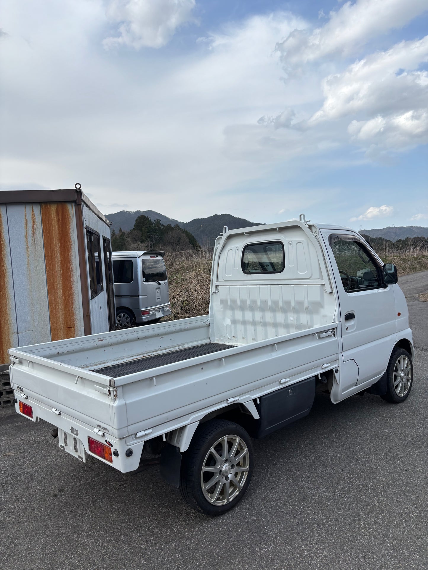 Suzuki Carry Kei Truck White 660CC 4WD AT - 2000 (66k KM)