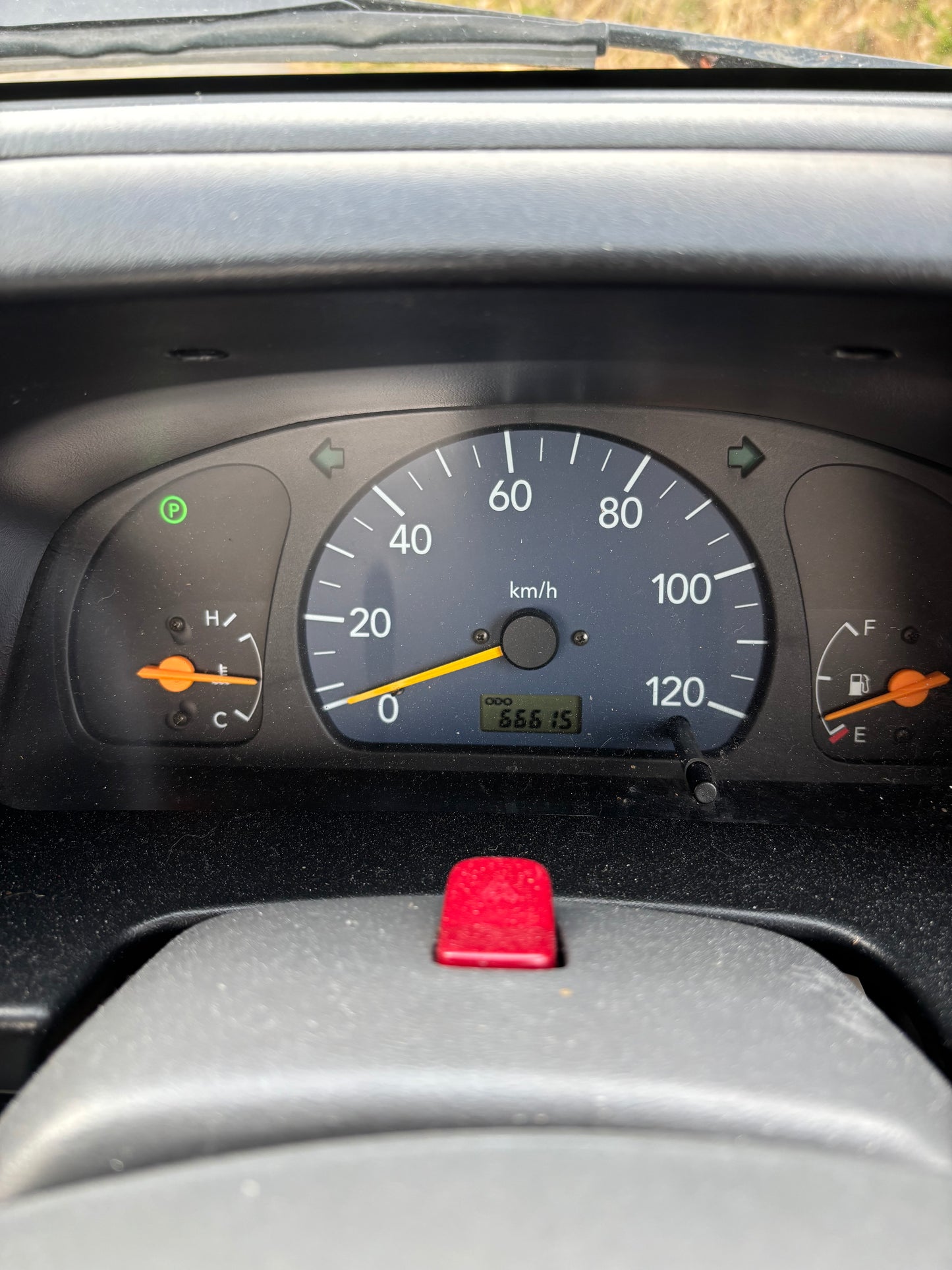 Suzuki Carry Kei Truck White 660CC 4WD AT - 2000 (66k KM)