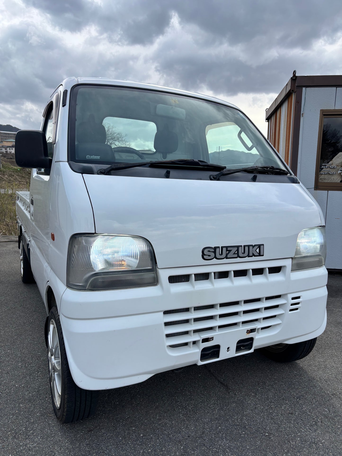 Suzuki Carry Kei Truck White 660CC 4WD AT - 2000 (66k KM)